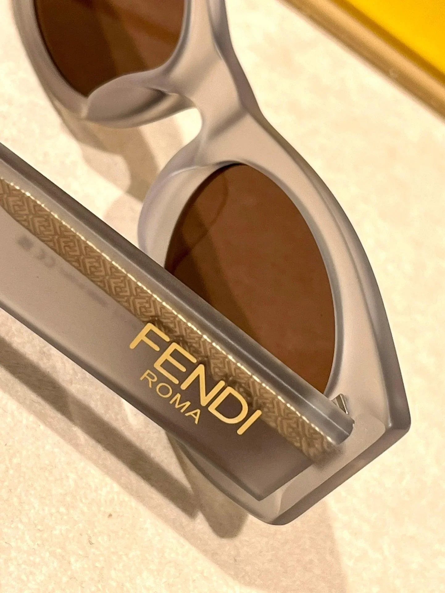 FENDI Roma FE40125 Sunglasses shape Women&