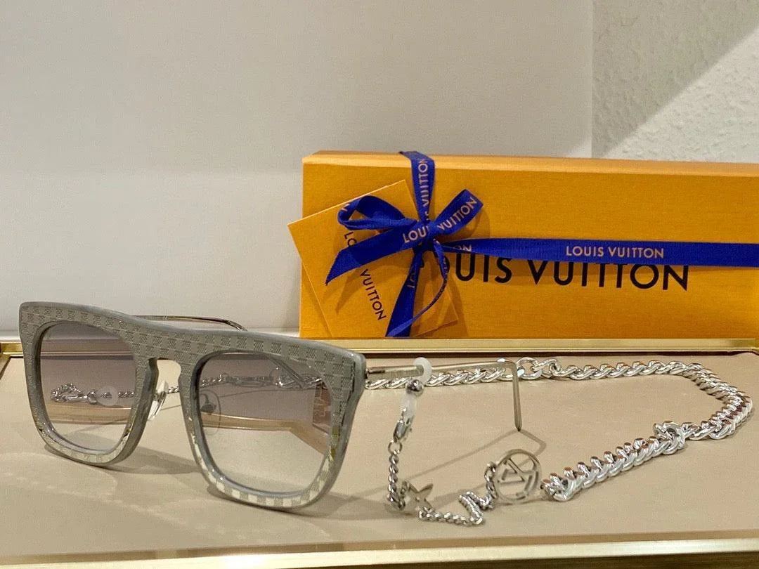 Louis Vuitton ultra rare LV1105 Chain Women&