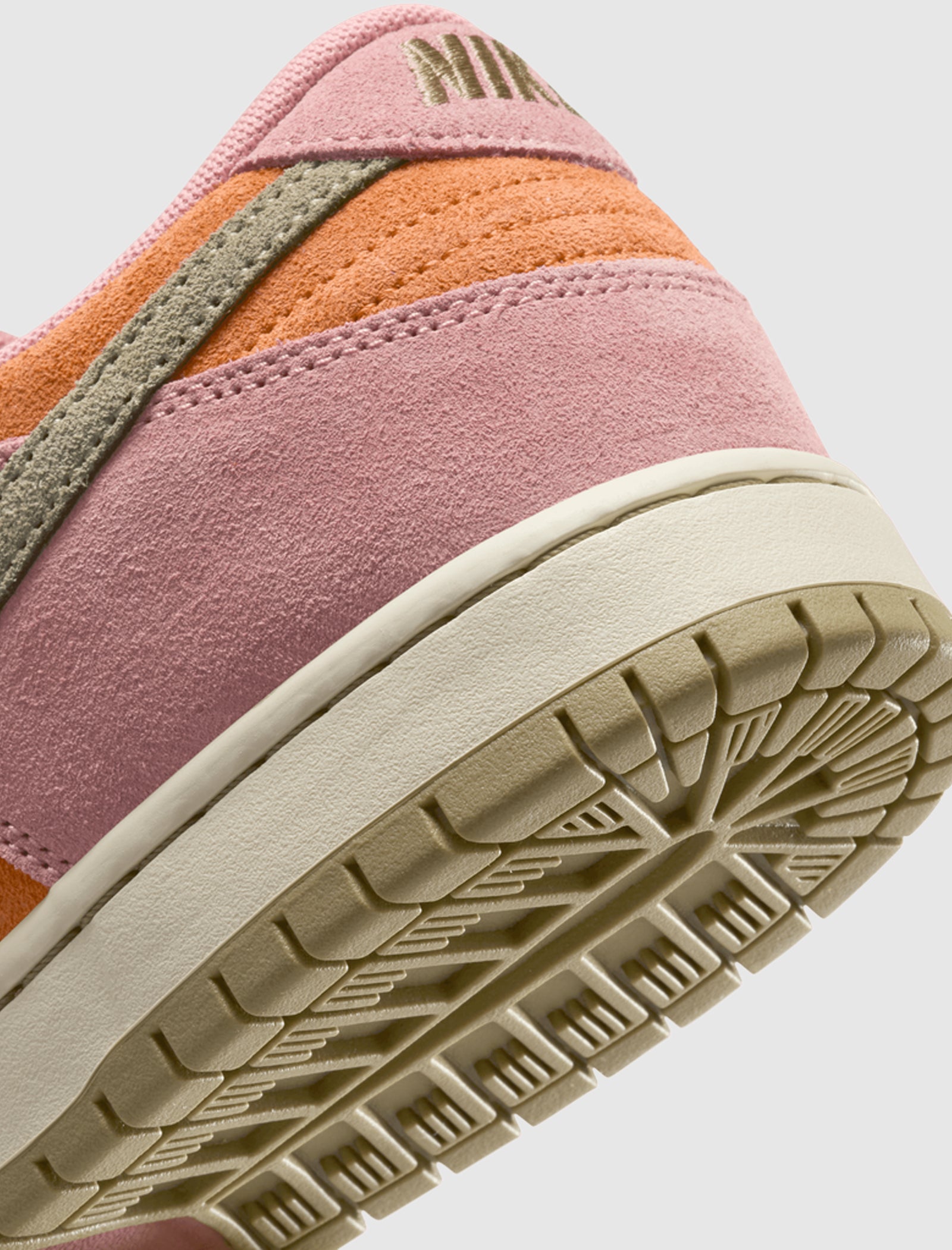 DUNK LOW PRO SB "RED STARDUST"
