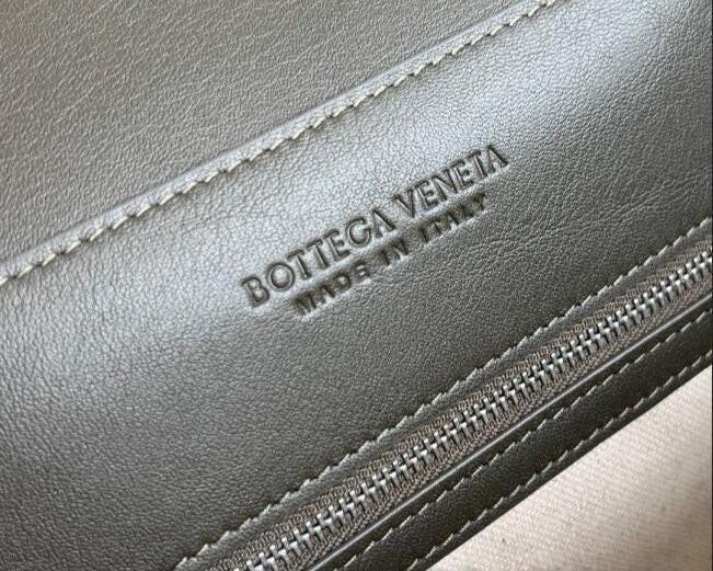 Bottega Veneta Small Andiamo Messenger Bag in Intrecciato Leathers 💚