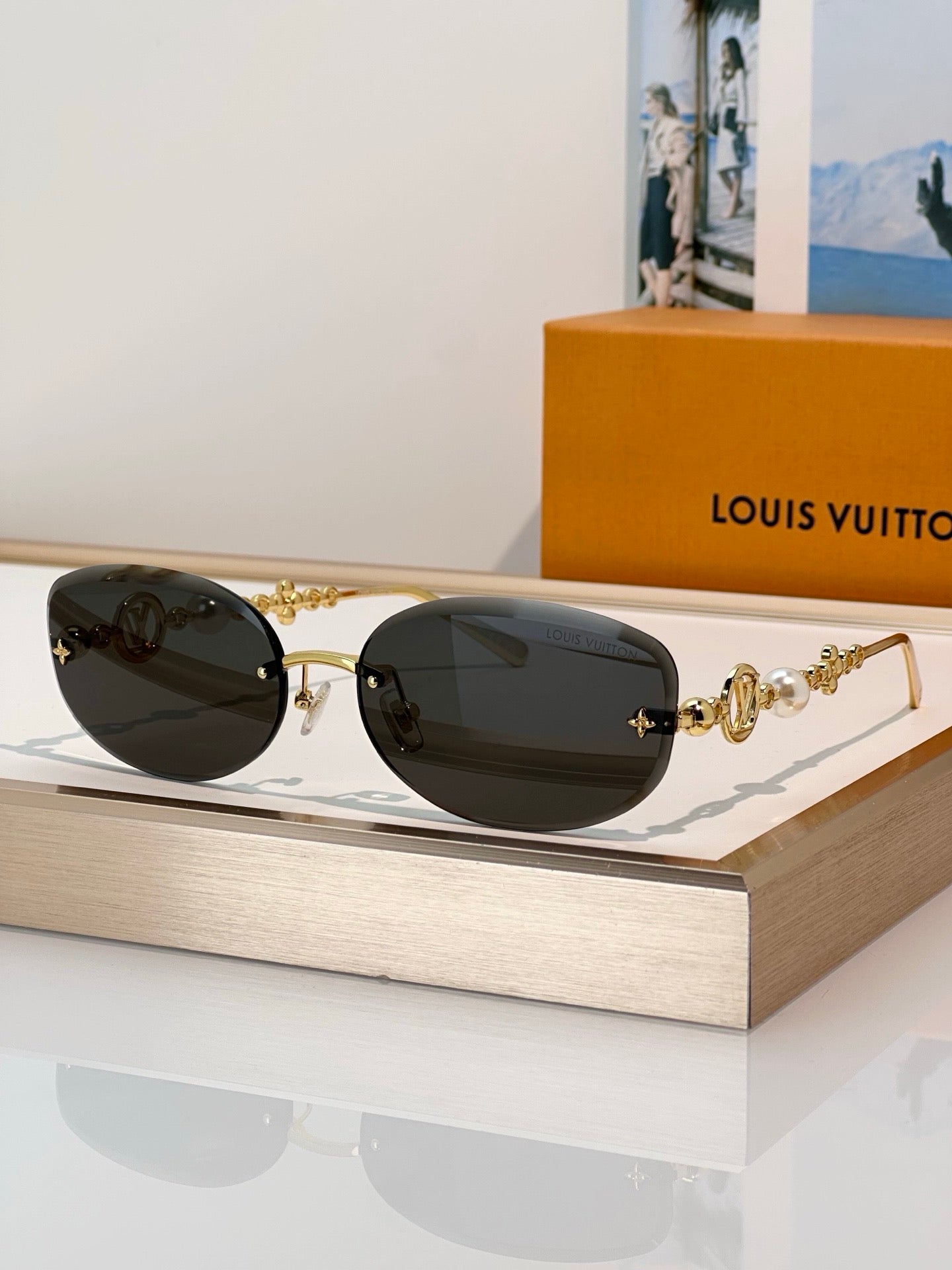 Louis Vuitton Z3166U LV Jewel Pearl Oval Sunglasses ✨