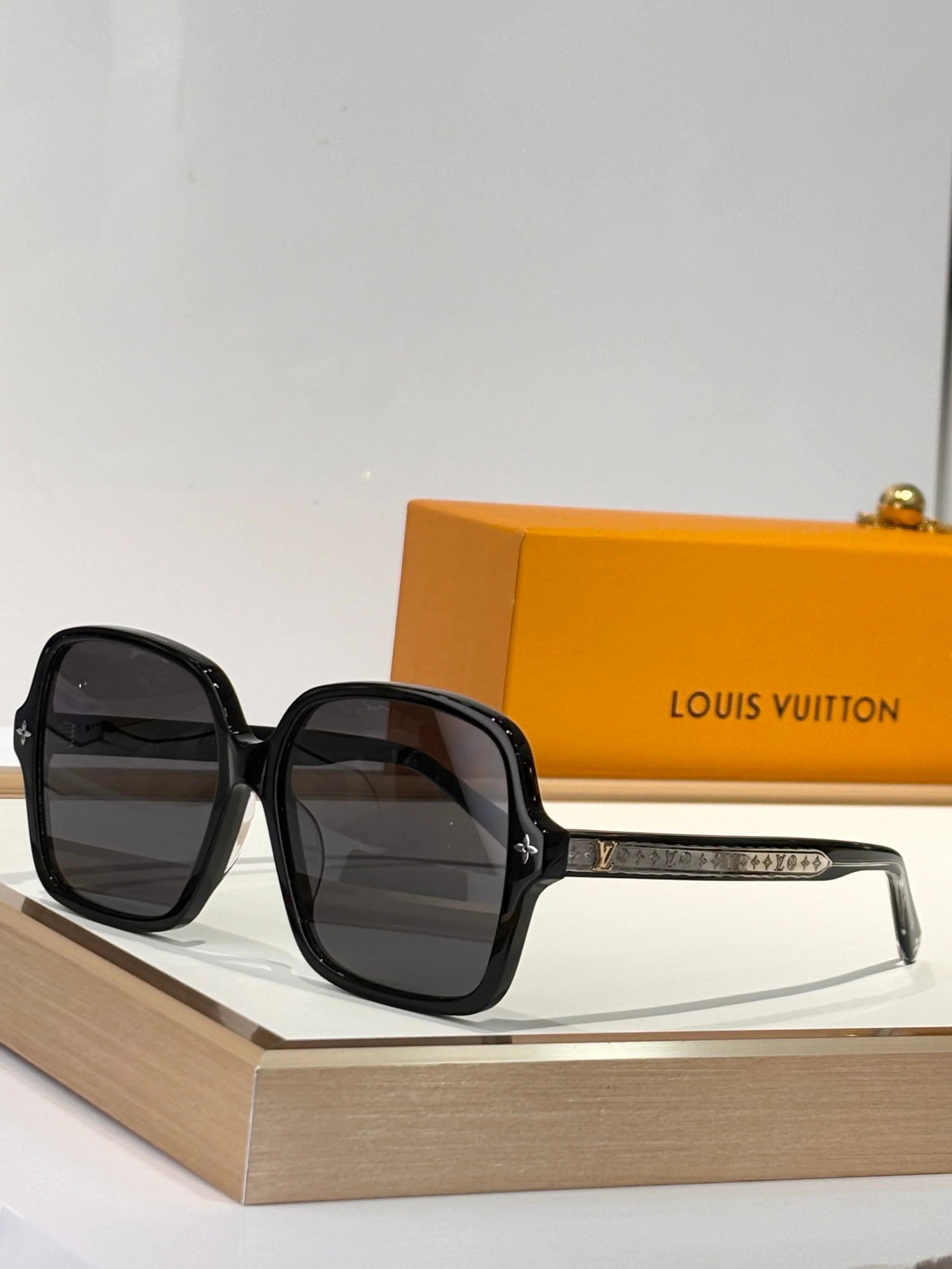 Louis Vuitton Z2917W LV Aura Square Sunglasses ✨