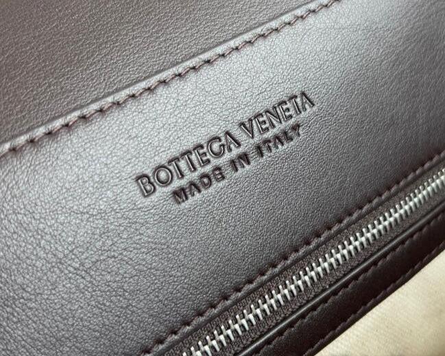 Bottega Veneta Small Andiamo Messenger Bag in Intrecciato Leathers 💚