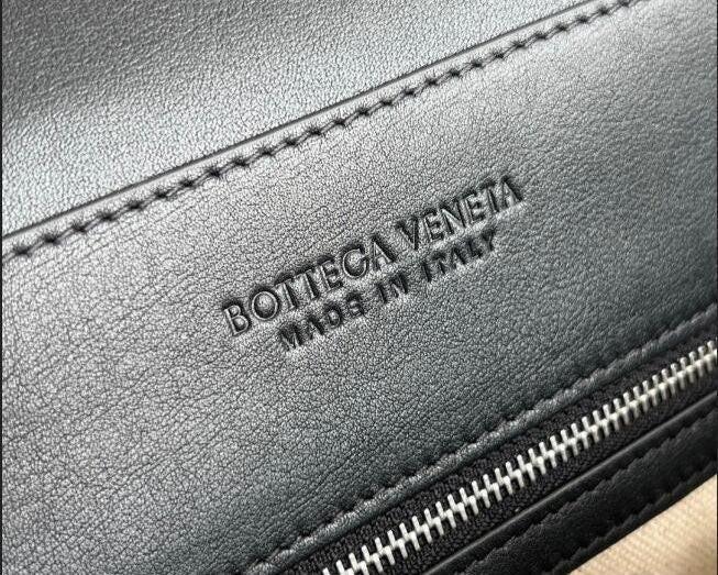 Bottega Veneta Small Andiamo Messenger Bag in Intrecciato Leathers 💚