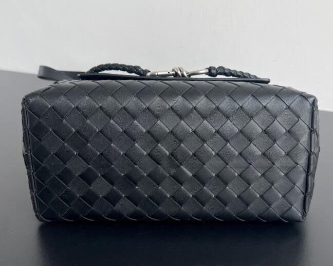 Bottega Veneta Small Andiamo Messenger Bag in Intrecciato Leathers 💚