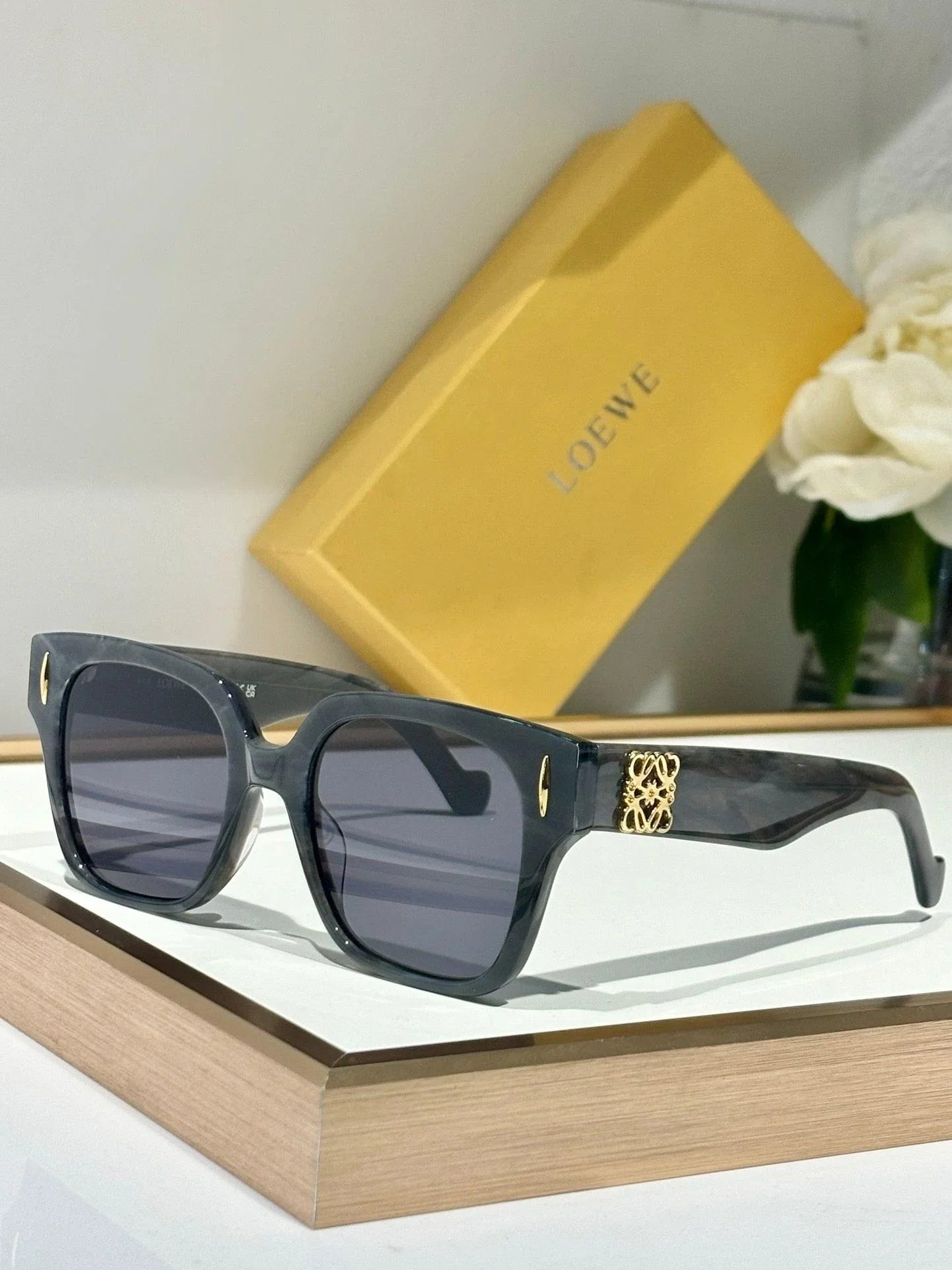 LOEWE ANAGRAM LW50069I Sunglasses ✨