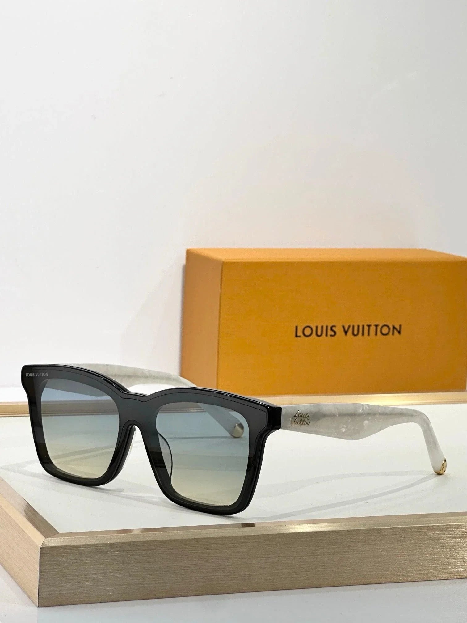 Louis Vuitton Z2970W LV Script Square Sunglasses ✨