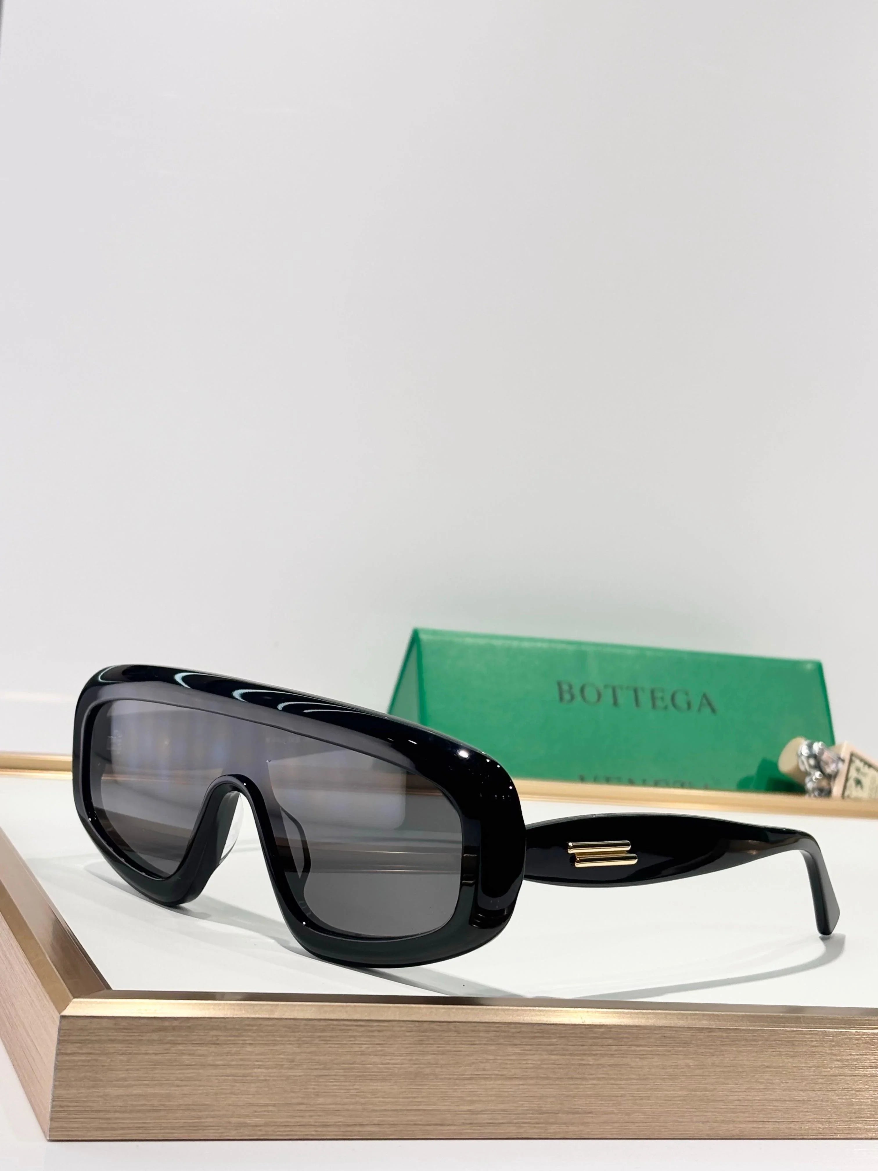 BOTTEGA VENETA BV1281S 001 - As Seen On Tracee Ellis Ross & Pooja Hegde Sunglasses💚
