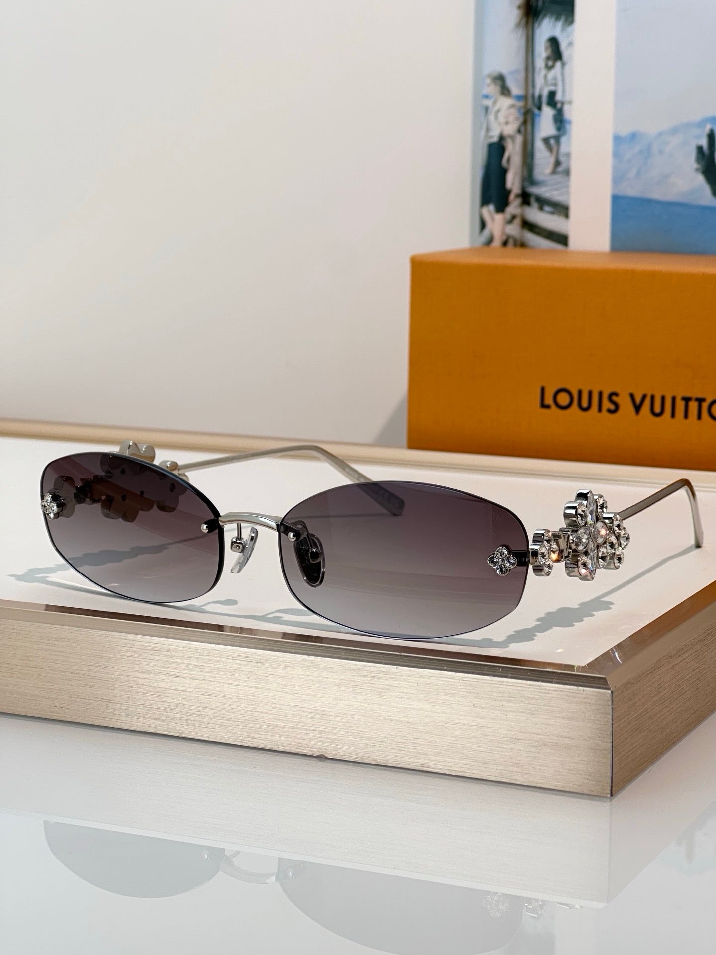 Louis Vuitton Z3186U LV Dazzling Oval Sunglasses ✨