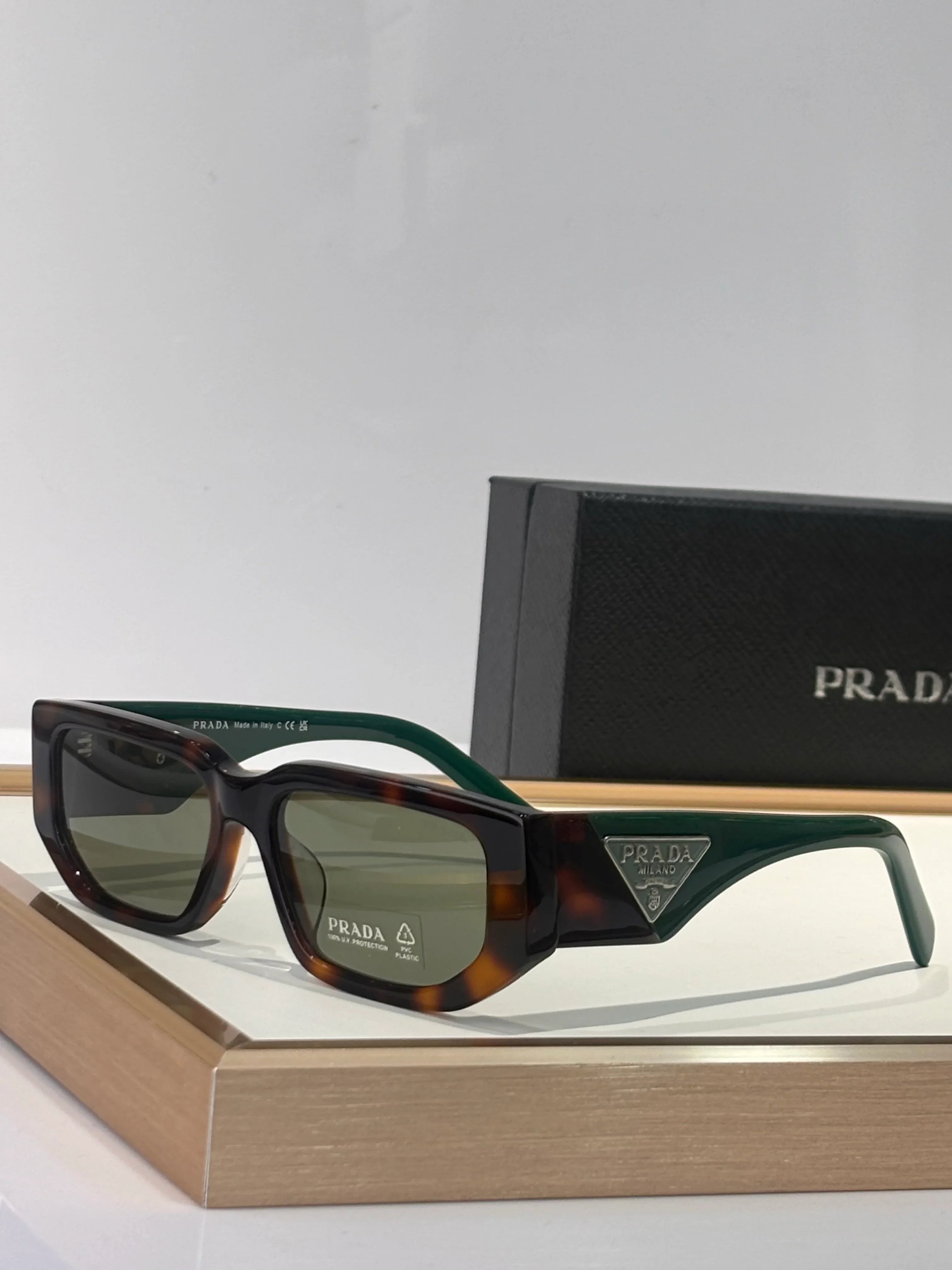 PRADA SPR09Z Sunglasses with triangle logo 🟥