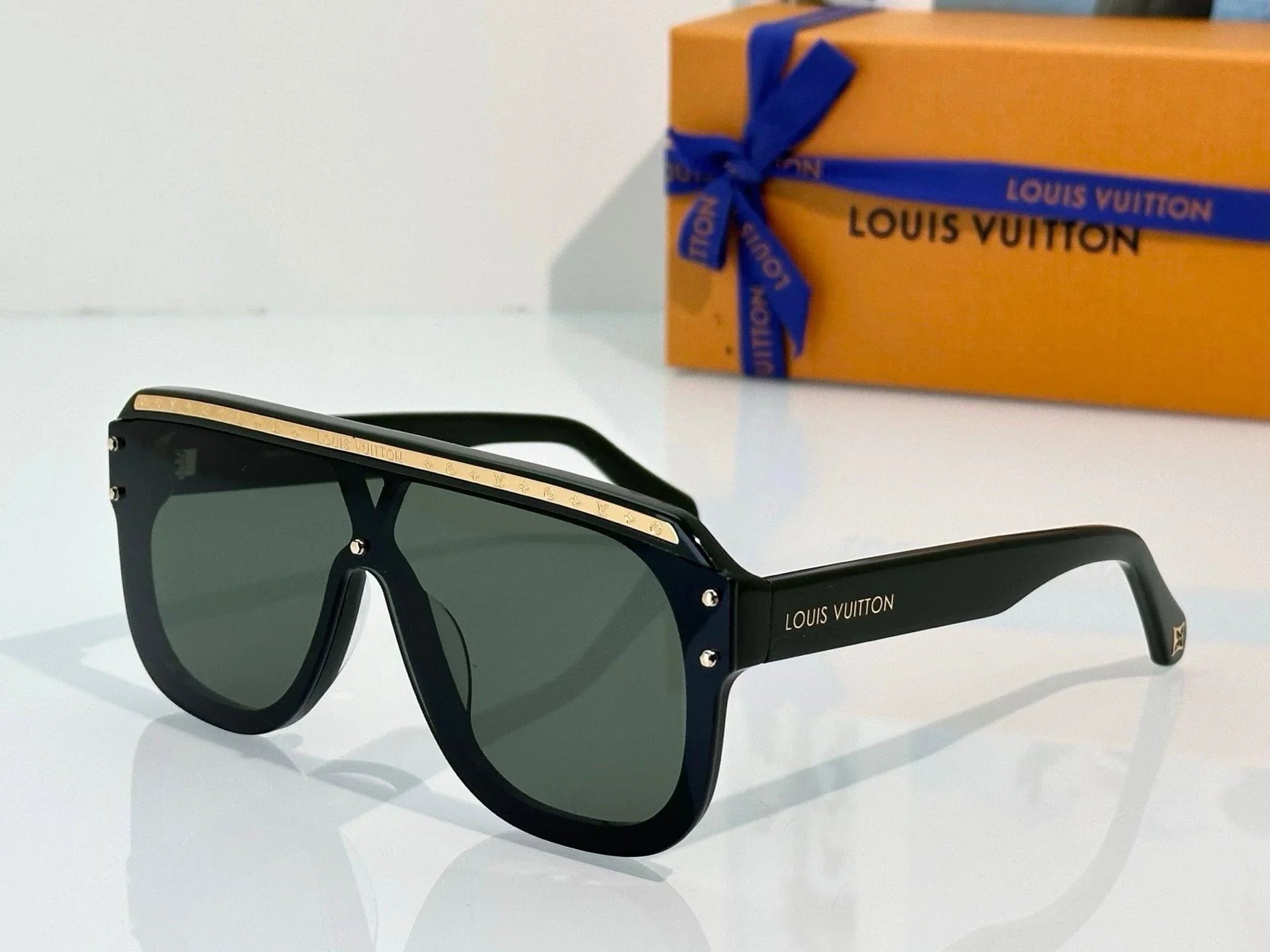 Louis Vuitton Z2878U LV Waimea Mask Round Sunglasses ✨