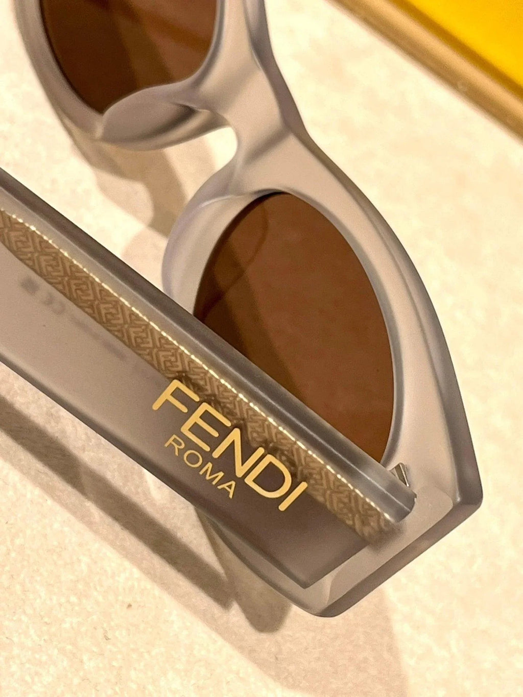 FENDI Roma FE40125 Sunglasses shape Women's✨