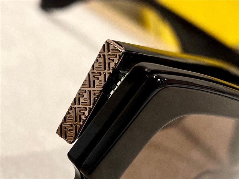 FENDI Roma FE40118 Sunglasses shape Women's✨