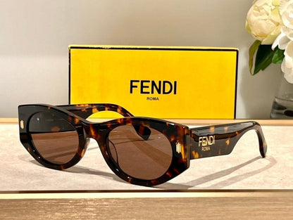 FENDI Roma FE40125 Sunglasses shape Women&