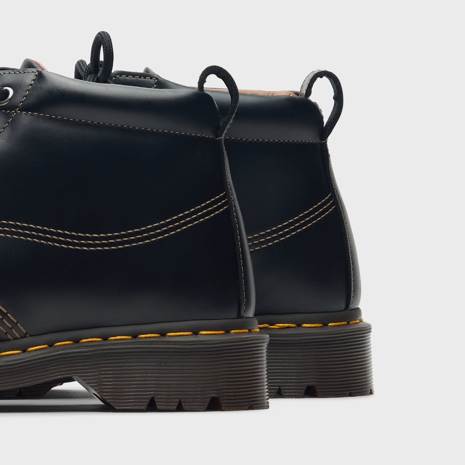 Dr. Martens Lowell Chukka - Black Orleans