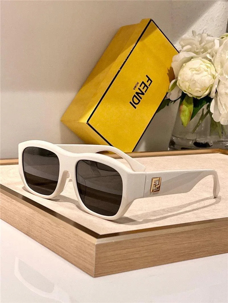 Fendi FE40117 Sunglasses Women's✨