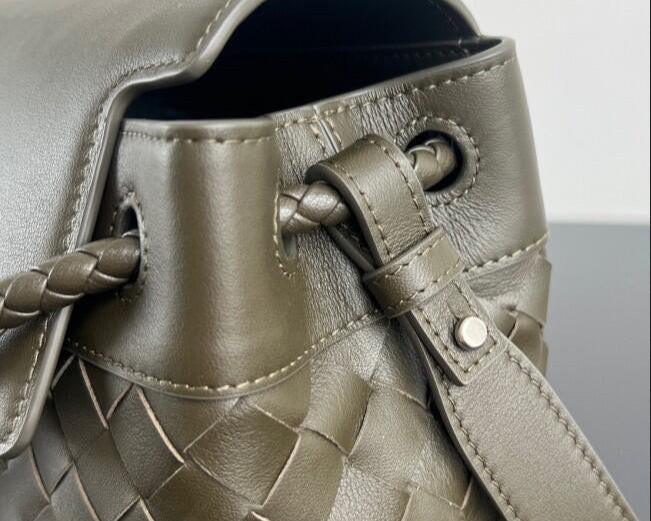 Bottega Veneta  Small Andiamo Messenger Bag in Intrecciato Leathers 💚