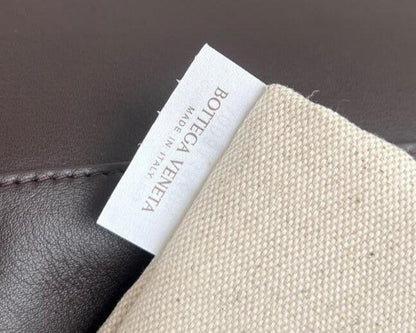 Bottega Veneta  Small Andiamo Messenger Bag in Intrecciato Leathers 💚