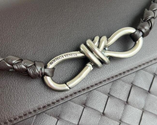 Bottega Veneta  Small Andiamo Messenger Bag in Intrecciato Leathers 💚