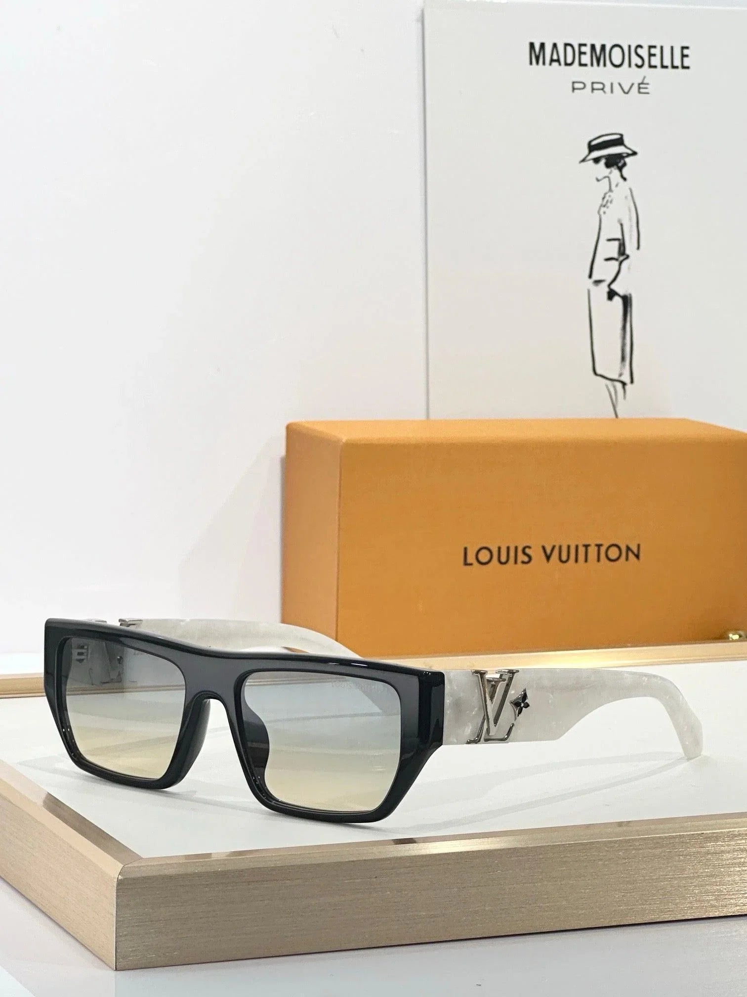 Louis Vuitton Z2873U LV Flower Low Square Sunglasses  ✨