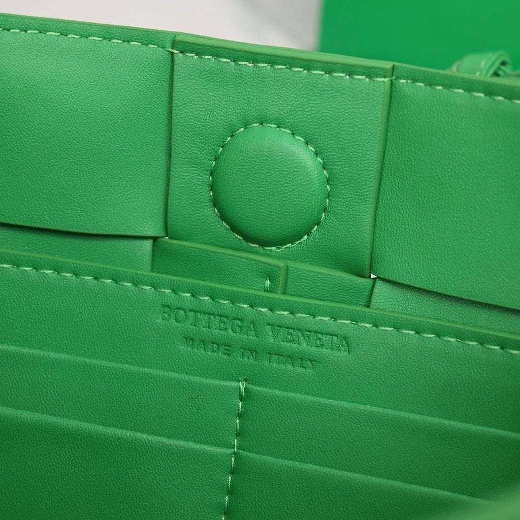 Bottega Veneta Small Cassette Small Intreccio leather bag 💚
