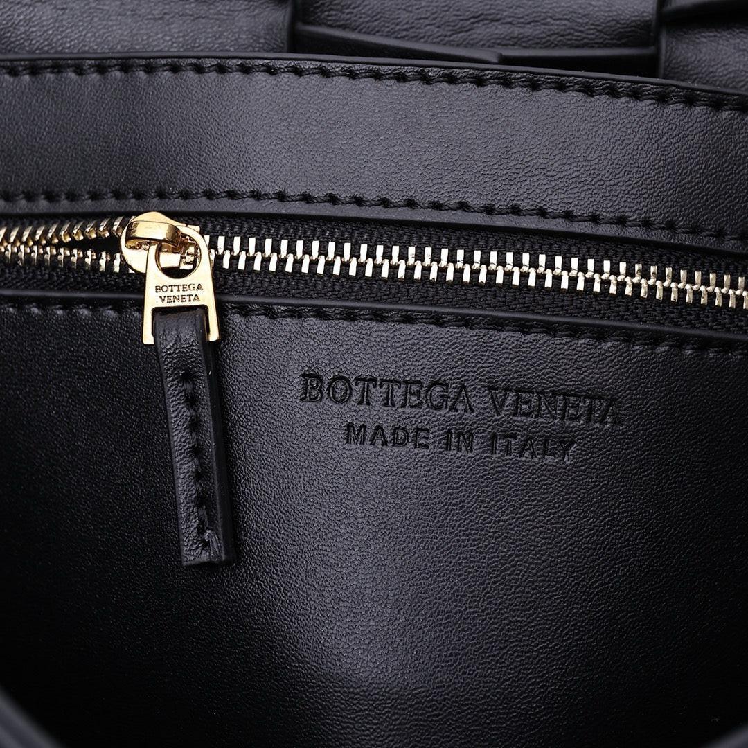 Bottega Veneta Small Cassette Small Intreccio leather bag 💚