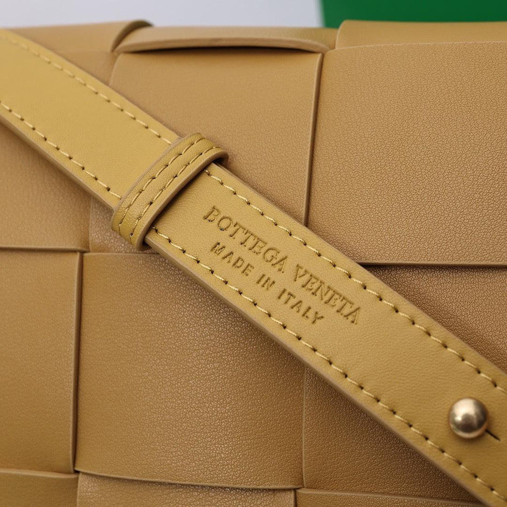 Bottega Veneta Small Cassette Small Intreccio leather bag 💚
