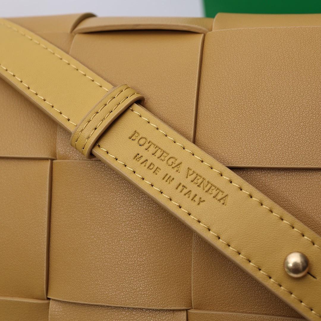 Bottega Veneta Small Cassette Small Intreccio leather bag 💚