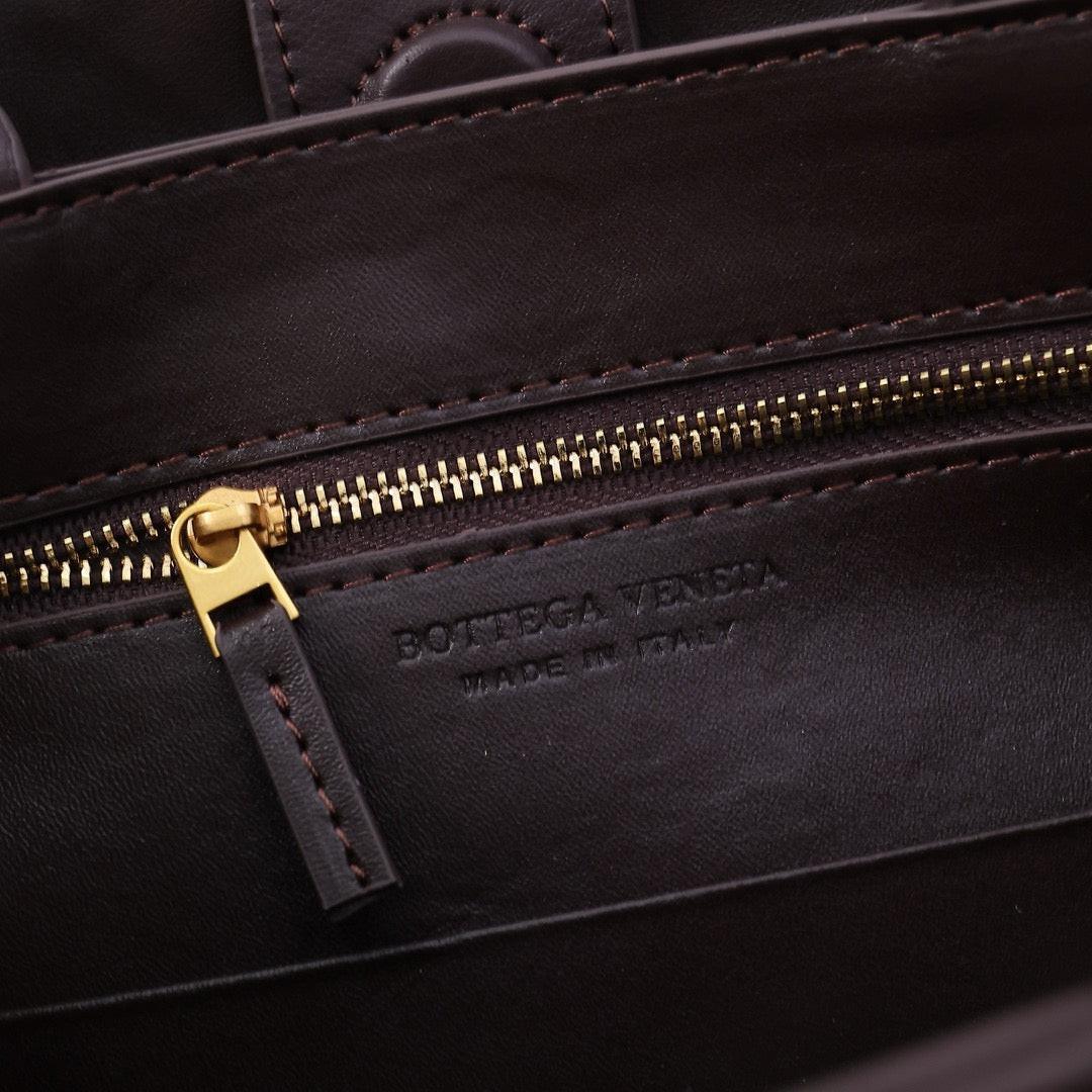 '- Bottega Veneta Small Andiamo leather bag 💚