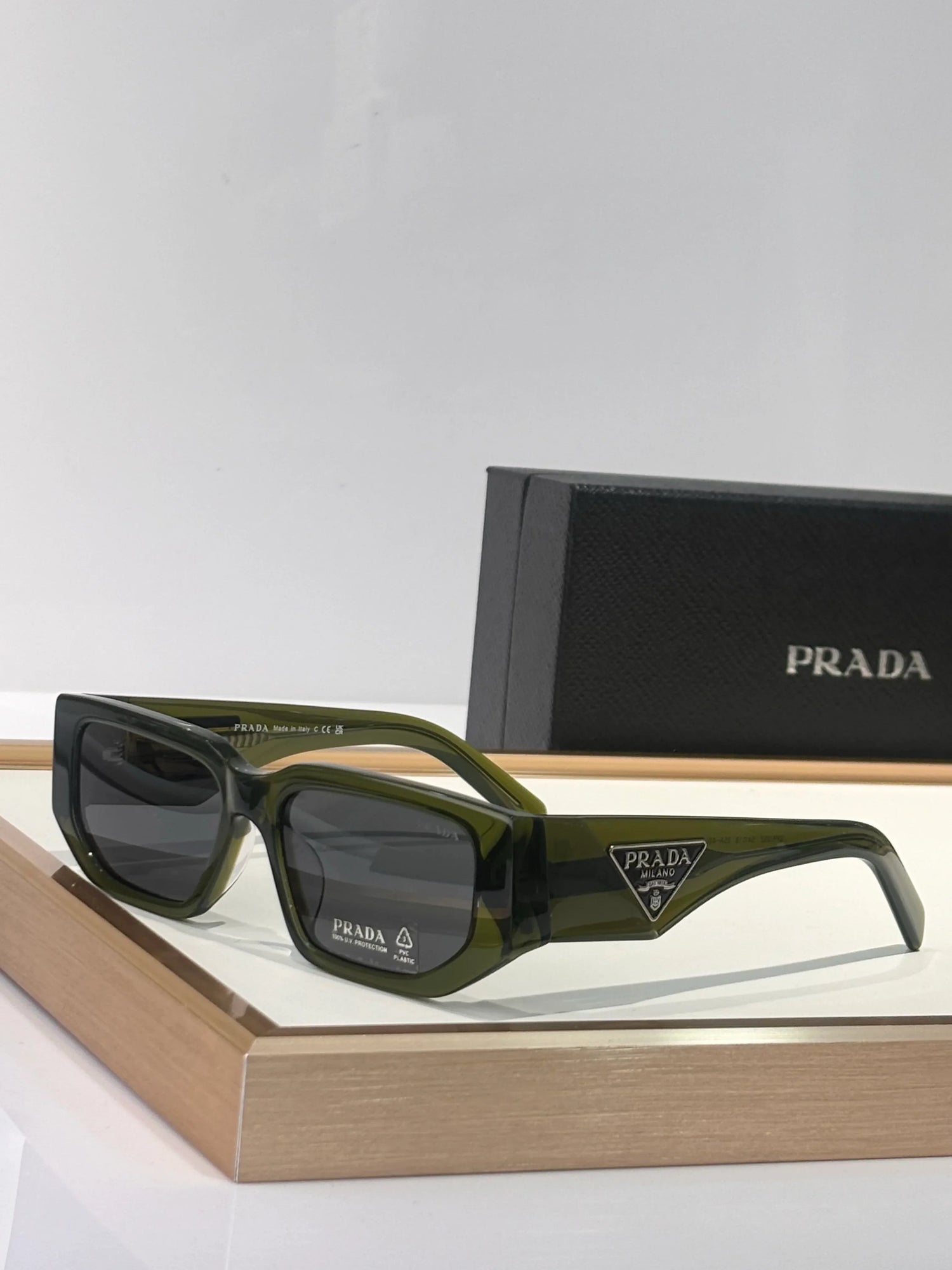 PRADA SPR09Z Sunglasses with triangle logo 🟥