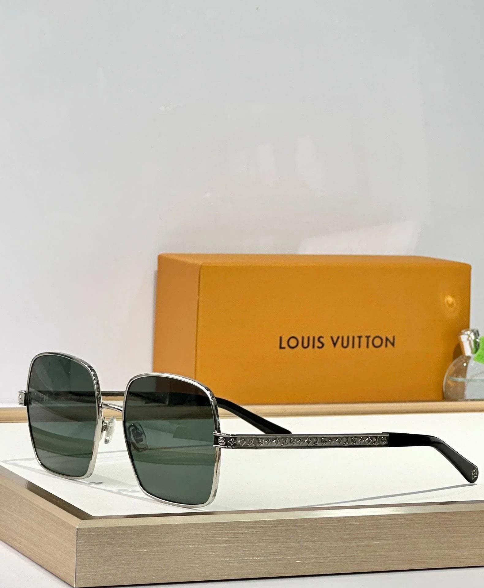 Louis Vuitton Z2955U LV Aura Square Sunglasses ✨