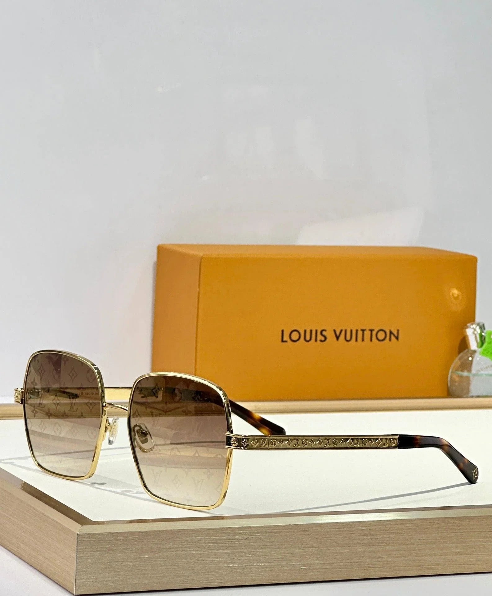 Louis Vuitton Z2955U LV Aura Square Sunglasses ✨