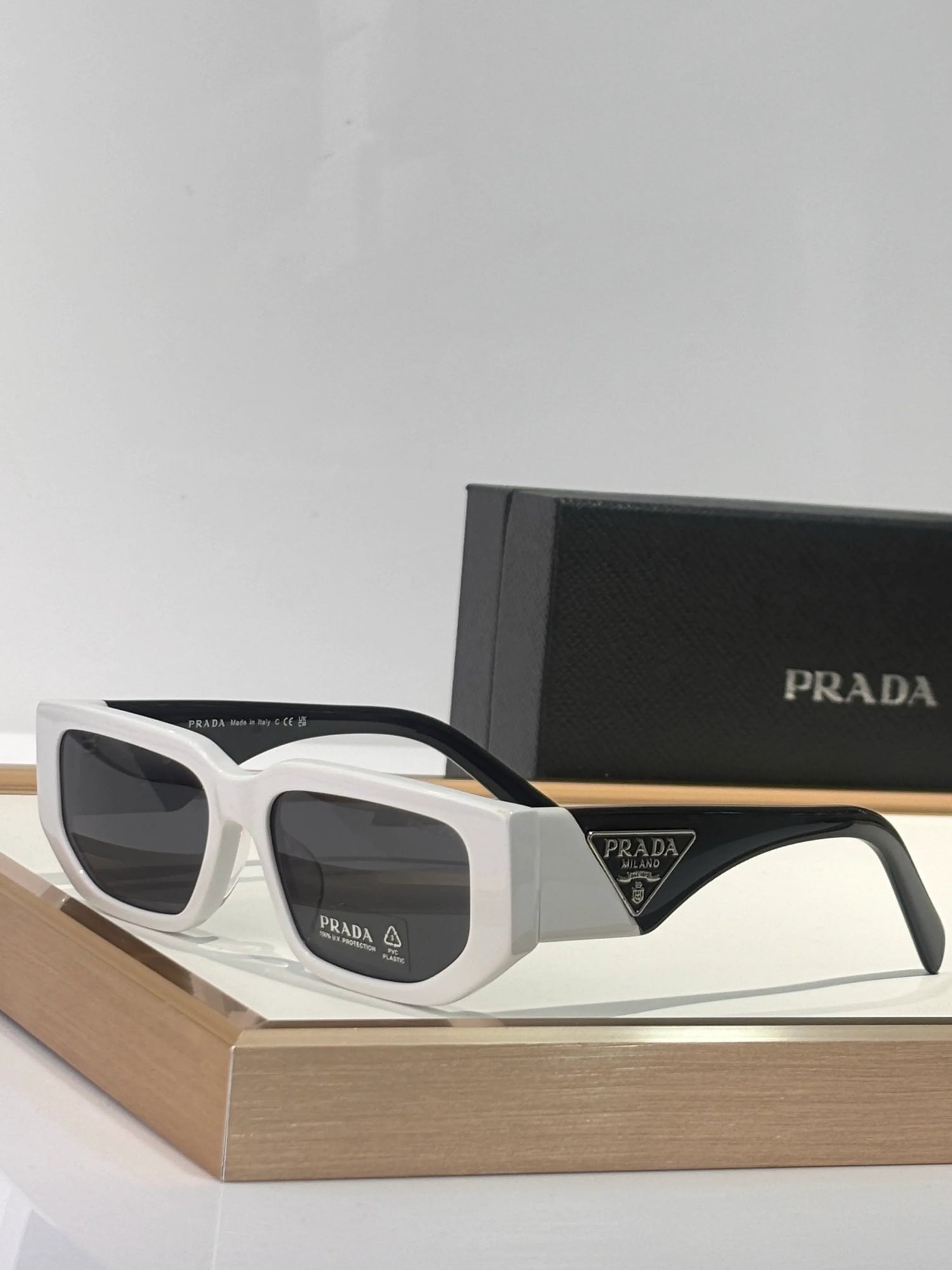 PRADA SPR09Z Sunglasses with triangle logo 🟥