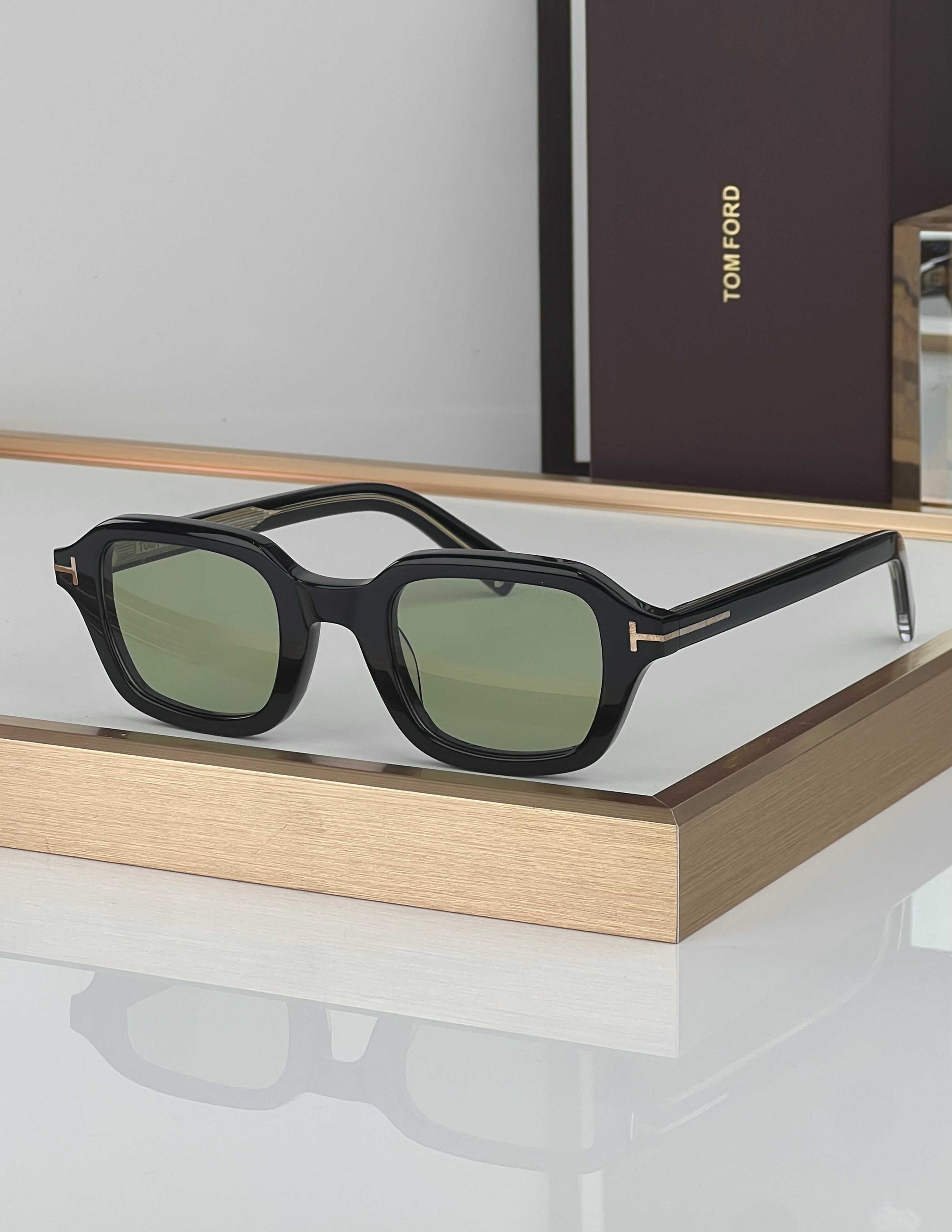 TOM FORD TI21 Tom Ford Icon Square Collection Sunglasses 🔱