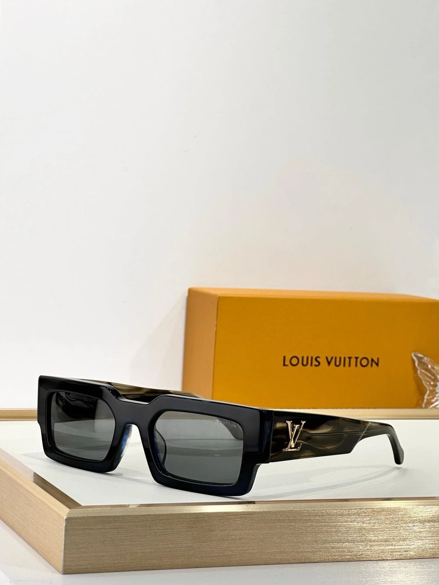 Louis Vuitton Z2703E LV Clash Low Square Sunglasses ✨