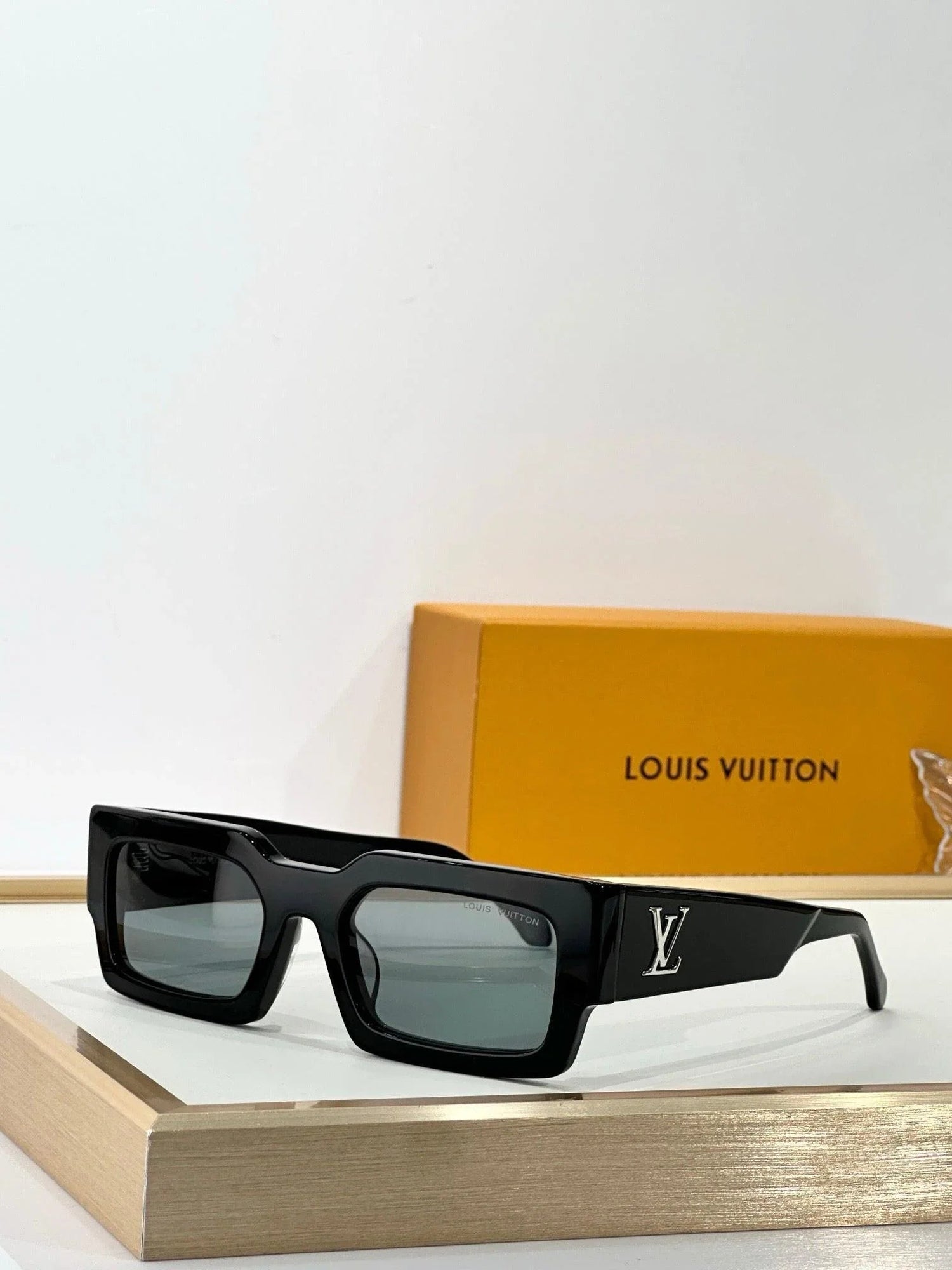 Louis Vuitton Z2703E LV Clash Low Square Sunglasses ✨