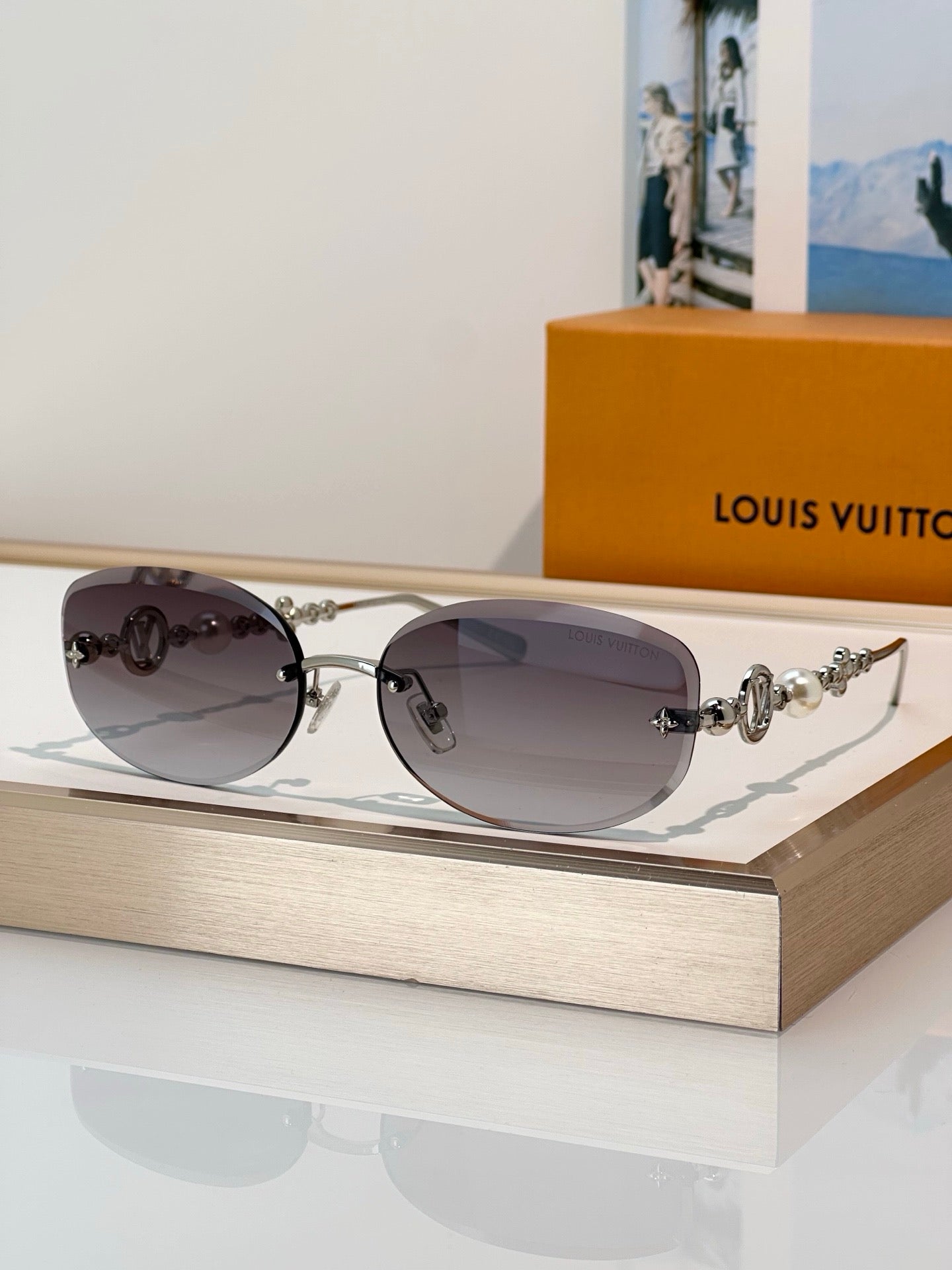 Louis Vuitton Z3166U LV Jewel Pearl Oval Sunglasses ✨