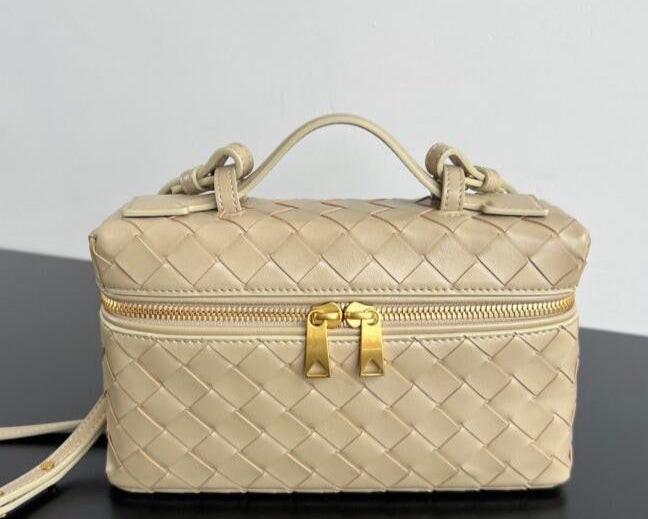 Bottega Veneta Bang Bang Vanity Case in Intrecciato Leathers 💚