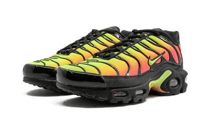 AIR MAX PLUS TN SE MNS WMNS "Black Volt Solar Red" AQ9979 001