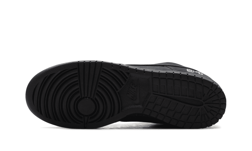 SB Dunk Low “Supreme – Black”