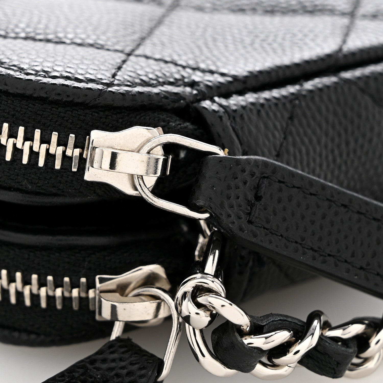 Caviar Quilted Logo Small Clutch With Chain Black