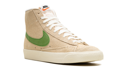 NIKE BLAZER MID &