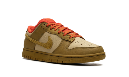 DUNK LOW WMNS "Bronzine Picante Red" FQ8897 252